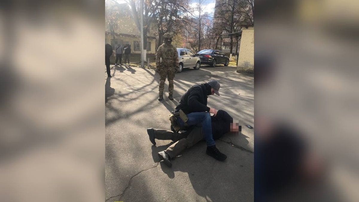 Выдавали себя за офицеров СБУ: в Украине банда требовала деньги у иностранцев, угрожая депортацией из страны