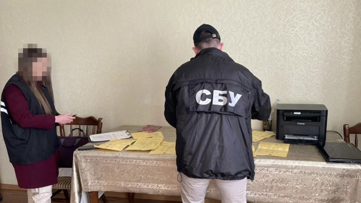 Три крупные сети COVID-аферистов попались в руки СБУ: «обслужили» тысячи людей