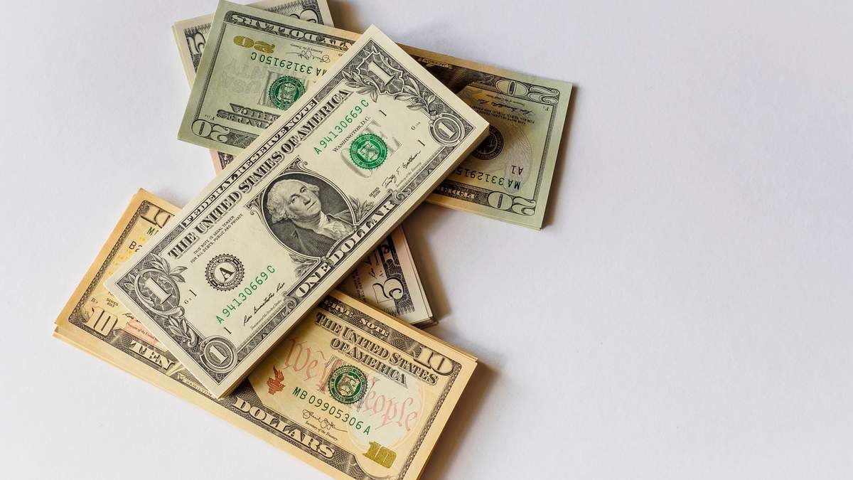 Доллар продолжает расти, что с евро: курс валют на 17 ноября в Украине
