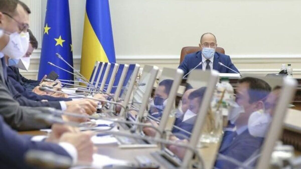 Скільки заробляють українські міністри та їхні заступники.
