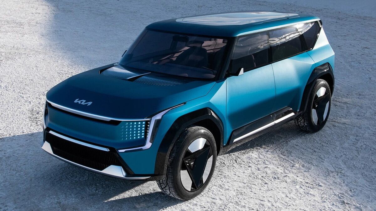 Компания Kia показала концепт электро-кроссовера будущего с 27-дюймовым дисплеем и капотом из солнечных батарей