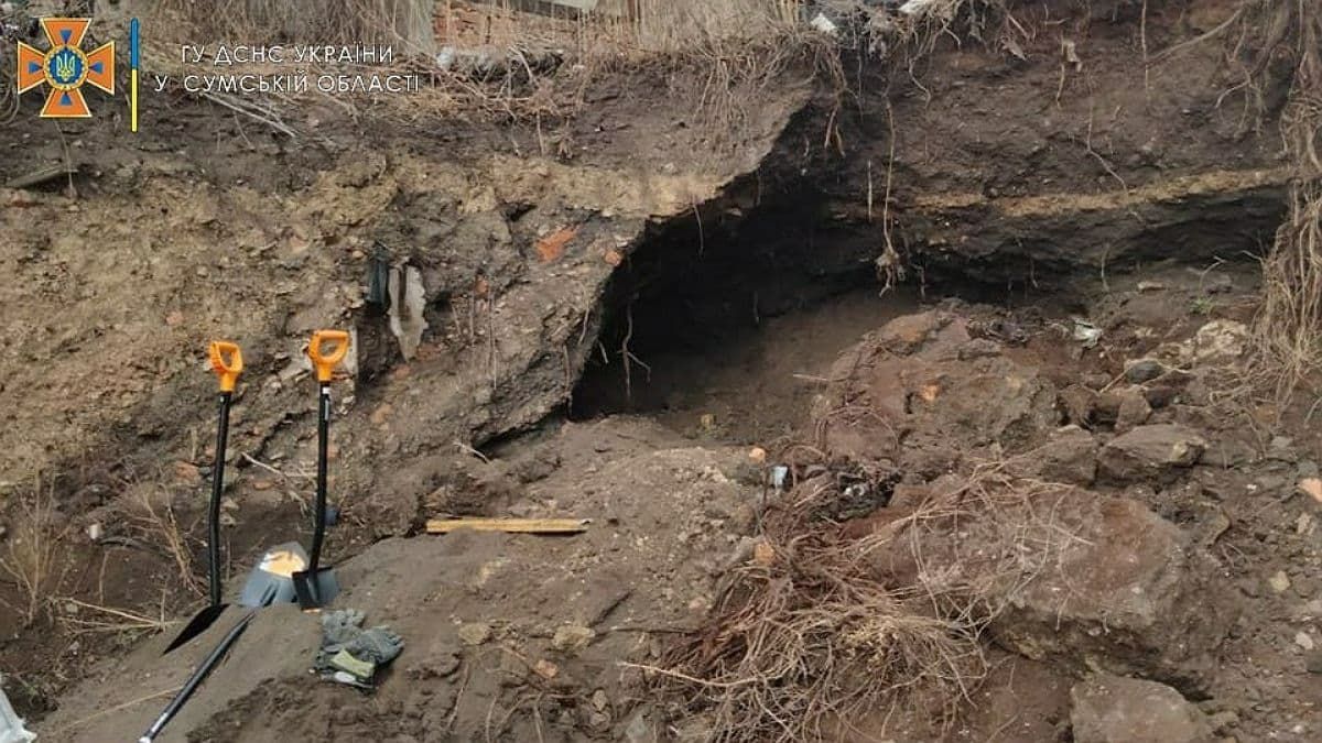 В Сумской области 12-летнего мальчика засыпало песком, когда он искал металл: ребёнок погиб