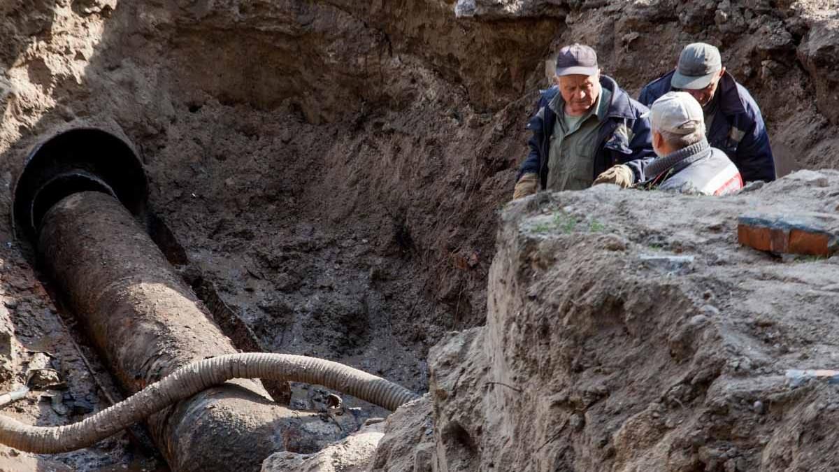 В Авдеевке во время работ на коммунальщика упала лестница – он умер в больнице. В смерти мужчины винят его коллег
