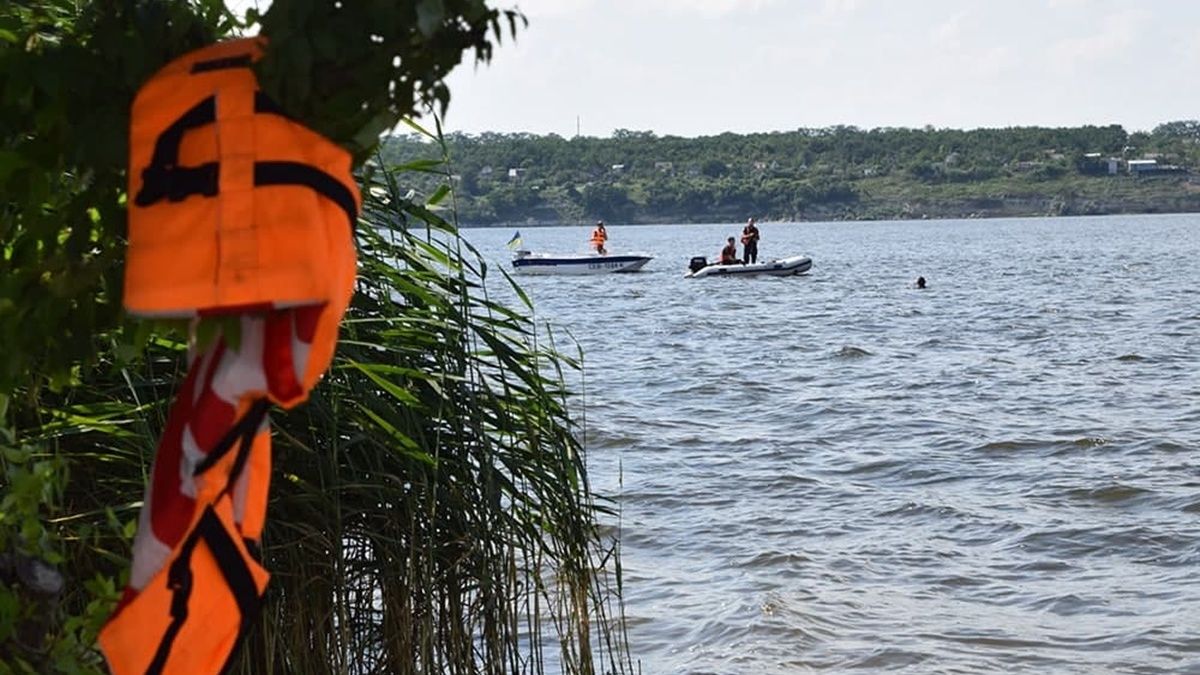 В Чёрном море возле Очакова перевернулась рыбацкая лодка: двое мужчин утонули, третьего ищут спасатели