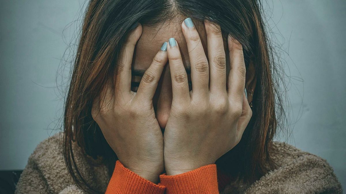 У Херсонській області чоловік зґвалтував дочок своєї співмешканки та намагався зарізати себе