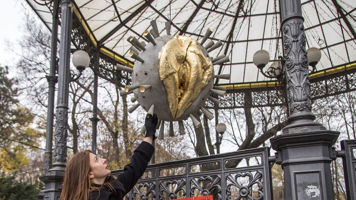 «Пандемия домашнего насилия»: в Одессе появился новый арт-объект с женским половым органом