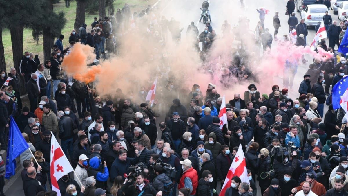 Акція протесту, сутички з поліцією та перекриті вулиці: як у Грузії проходить перший суд над Саакашвілі