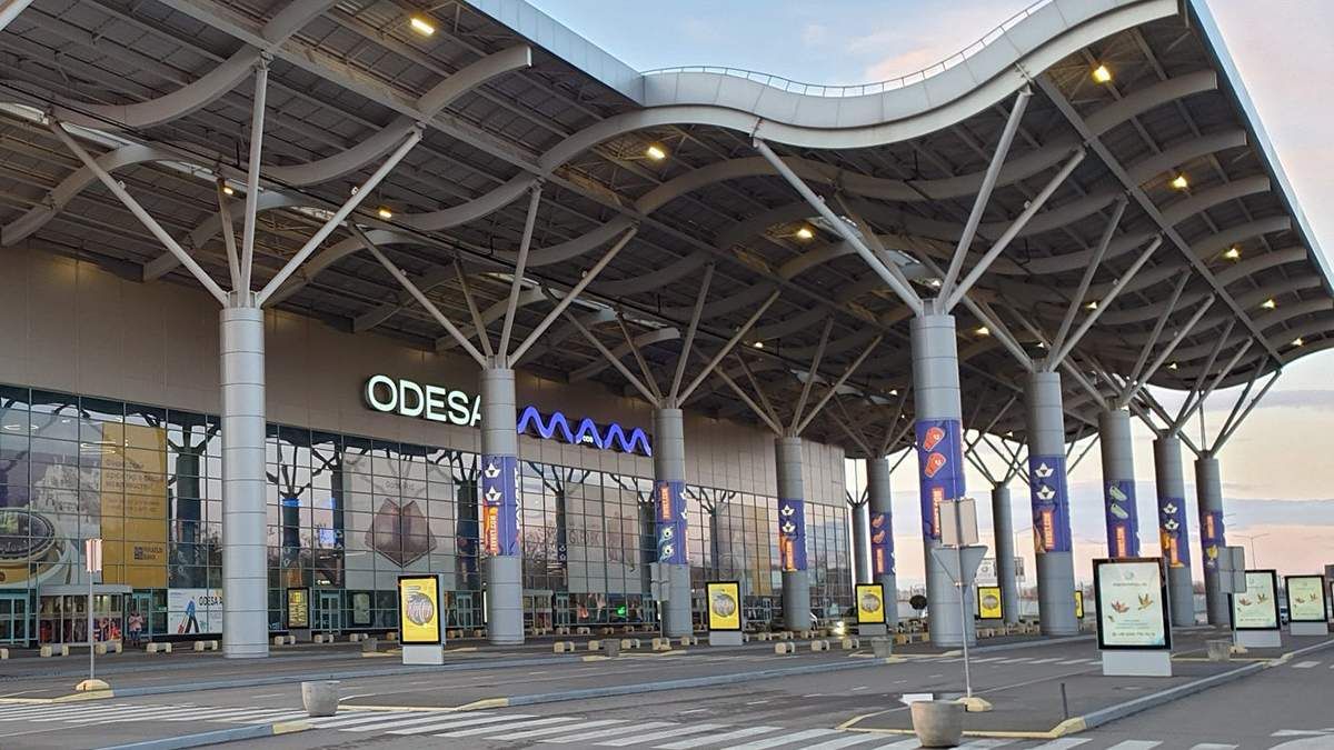 Швидка, поліція та рятувальники в аеропорті Одеси: що трапилося