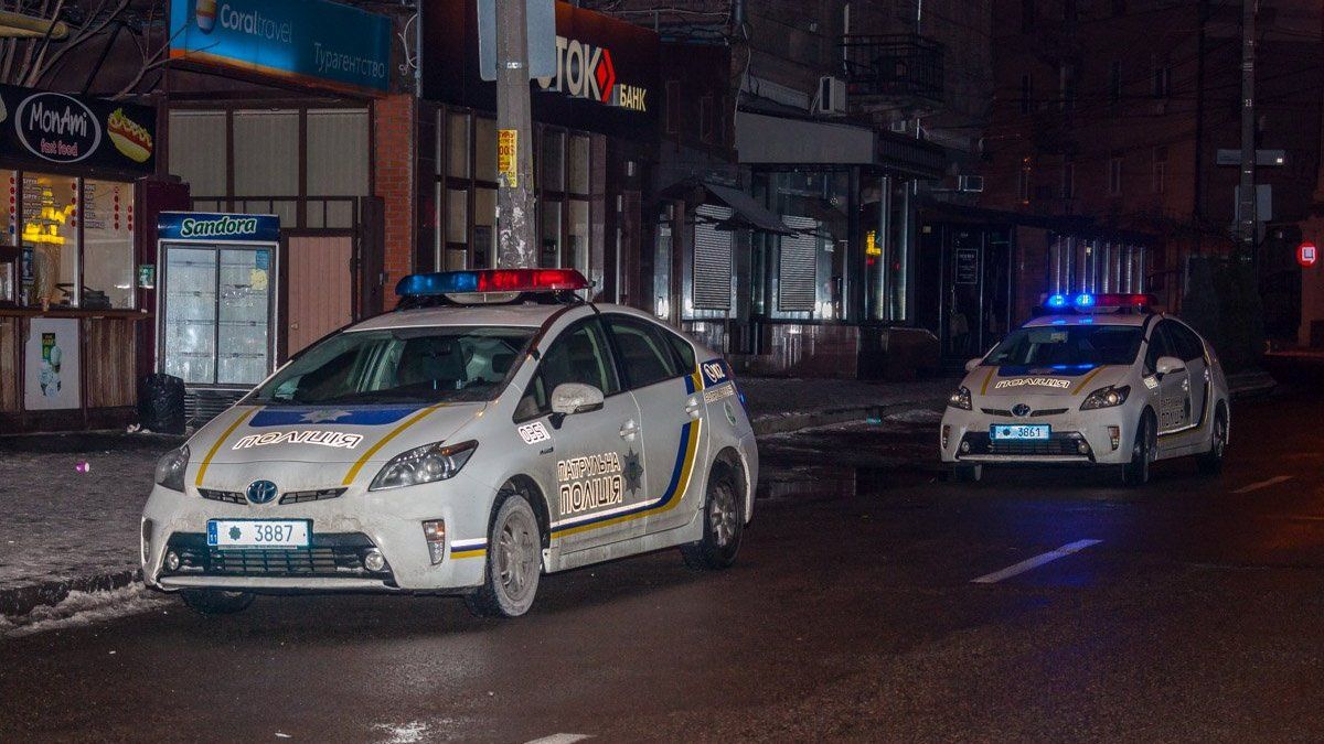 В Хмельницком возле ночного клуба 18-летнему парню подожгли волосы и лицо