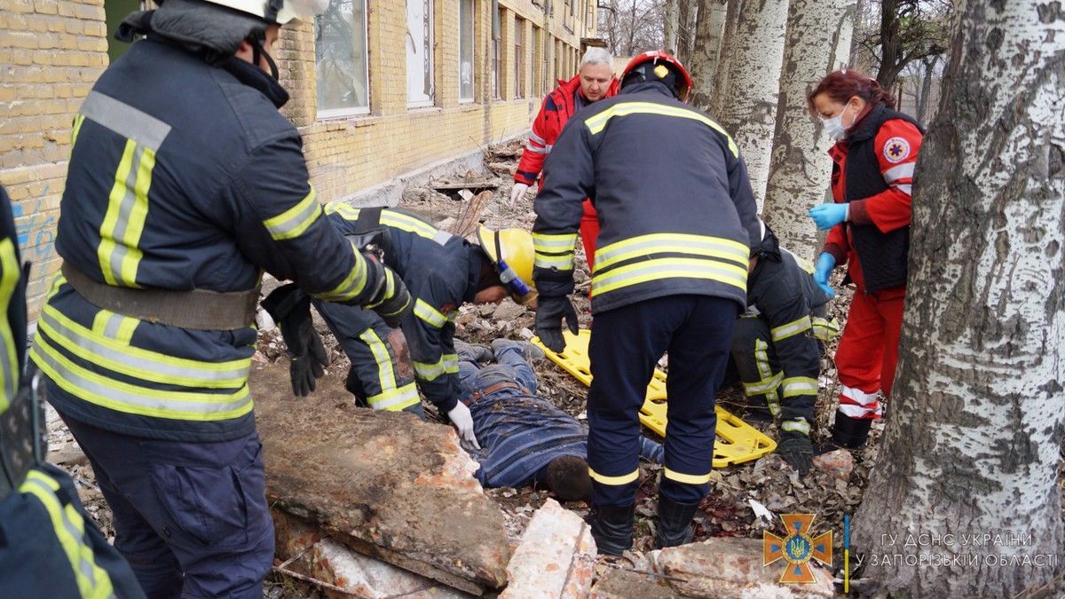 У Запоріжжі з 4 поверху старої будівлі обвалився балкон, на якому стояв чоловік: постраждалий помер невдовзі