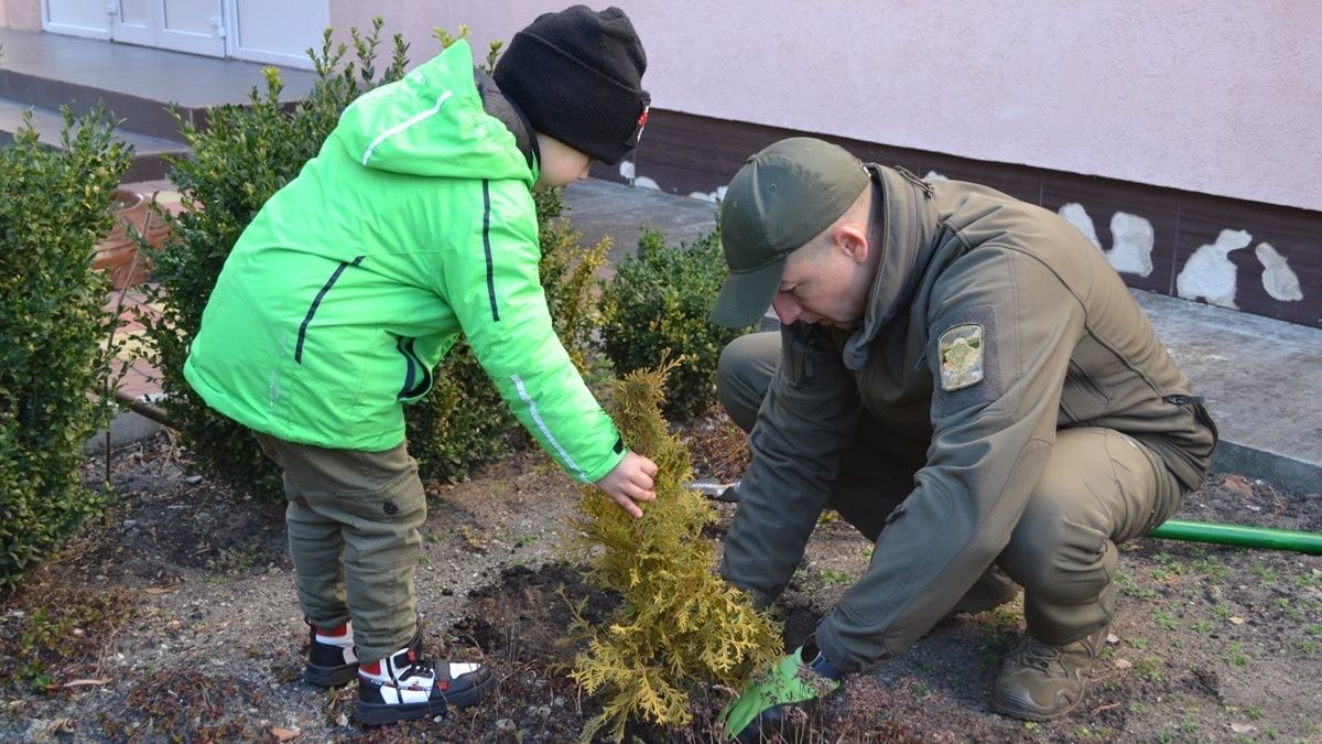 У національному парку Хмельницької області висадили 1600 дерев та кущів