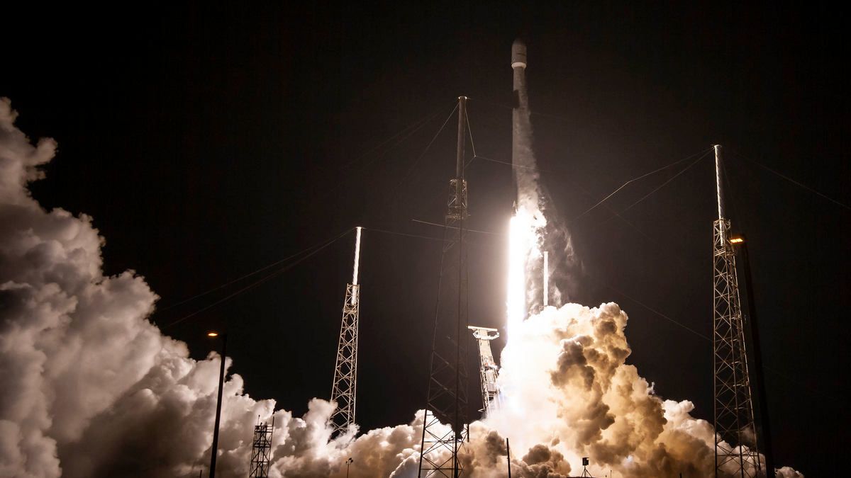 SpaceX успішно запустила чергову партію супутників Starlink та два супутники-розвідники