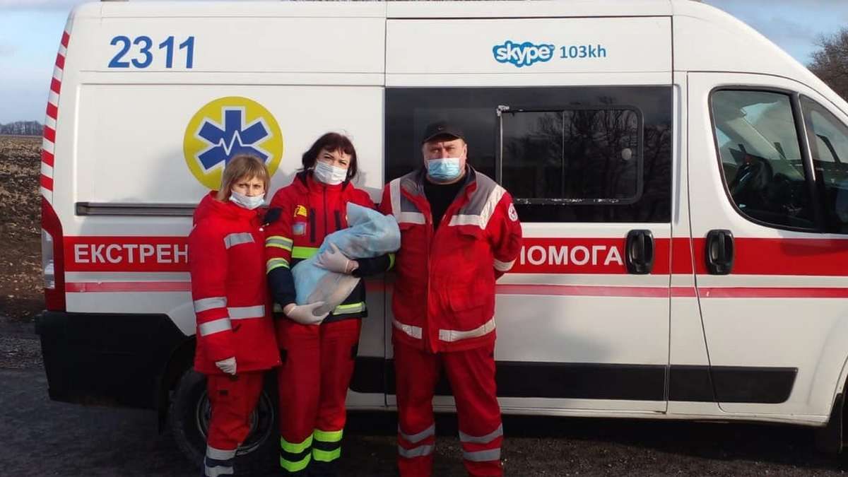 Дуже поспішав з'явитися на світ: у Харківській області фельдшери прийняли пологи просто у швидкій