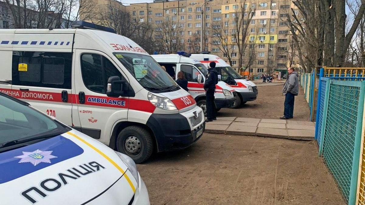 На Київщині школярі знайшли на смітнику пляшки з рідиною та принесли їх до класу. Вісьмом дівчаткам зробилося зле.