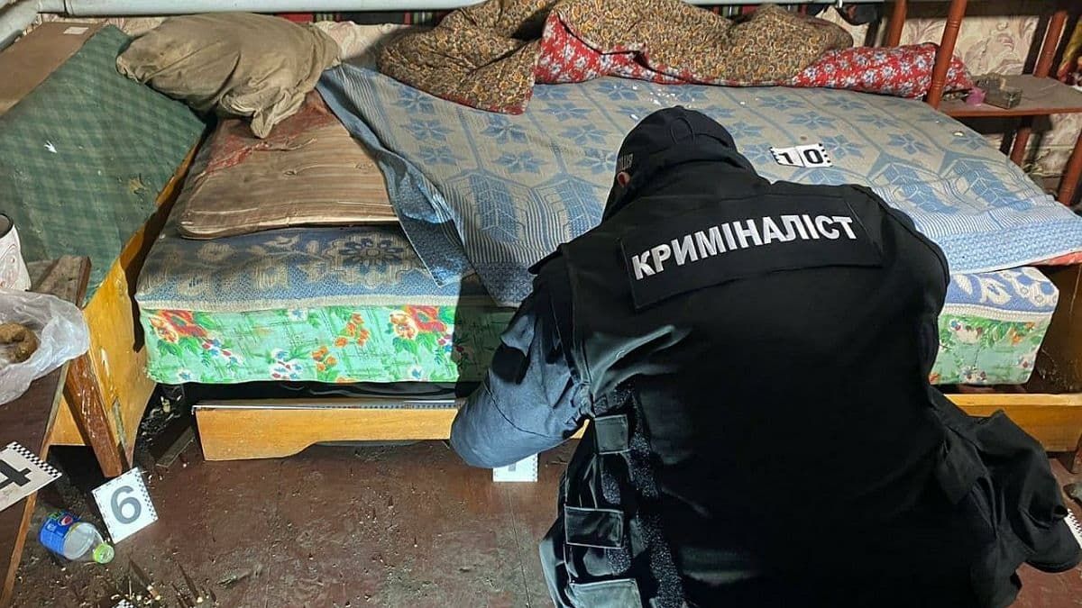 В Одесской области мужчина зарезал своего друга и спрятал тело в диван