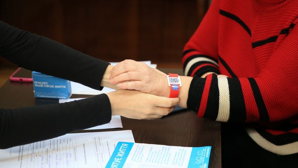 В Украине тяжелобольные люди будут носить SOS-браслеты с QR-кодом