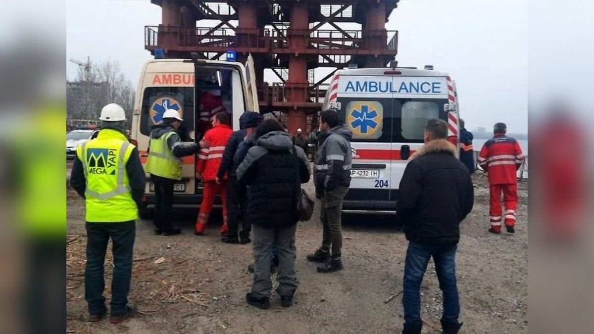 В Запорожье во время строительства моста у крана оторвалась цепь и ударила рабочего по голове: мужчина в коме