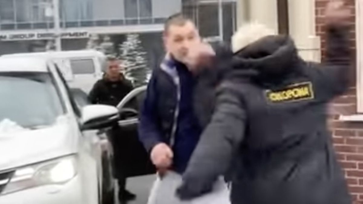 В Киеве охранник избил трубой водителя, который заехал на парковку больницы