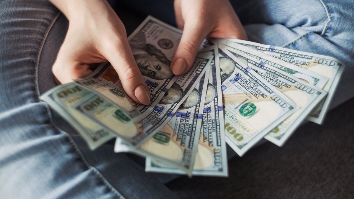 Доллар упал в цене, что с евро: курс валют на 10 декабря в Украине
