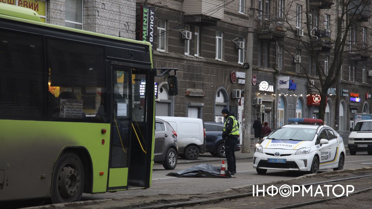 В Днепре автобус насмерть сбил женщину, которая пыталась перебежать через дорогу: видео момента