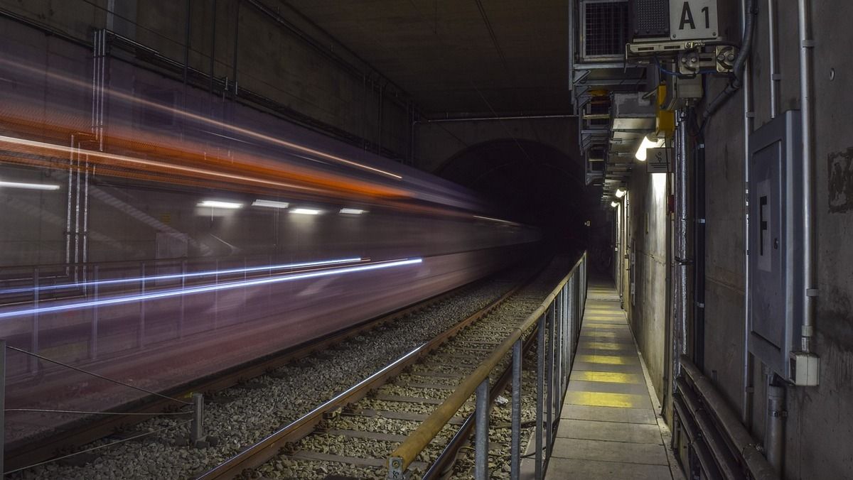 В Харькове мужчина прыгнул на рельсы и парализовал работу метро