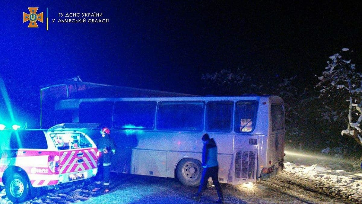 Во Львовской области автобус столкнулся с грузовиком: пострадали 7 человек, водителя зажало в салоне