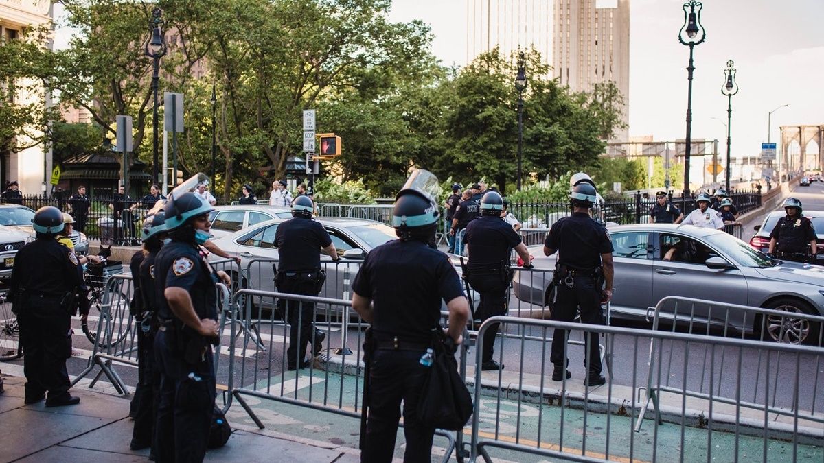 В США мужчина из машины расстрелял толпу людей на поминках: есть погибшие