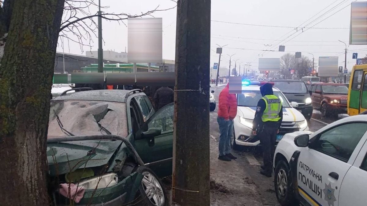 У Луцьку підліток на Renault влетів у натовп людей на пішохідному переході: стан постраждалих