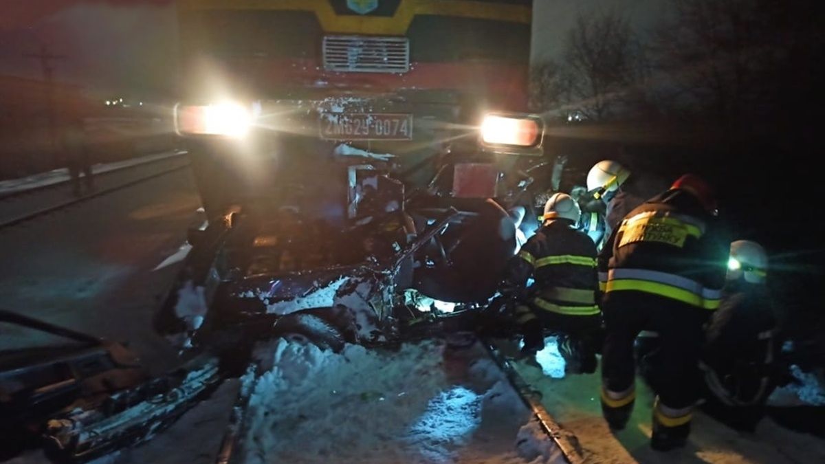 В Івано-Франківській області пасажирський потяг збив ВАЗ: двоє людей загинули
