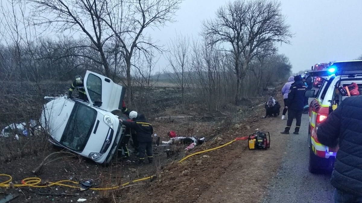 На трасі на Луганщині мікроавтобус з пасажирами вилетів у кювет: є загиблі