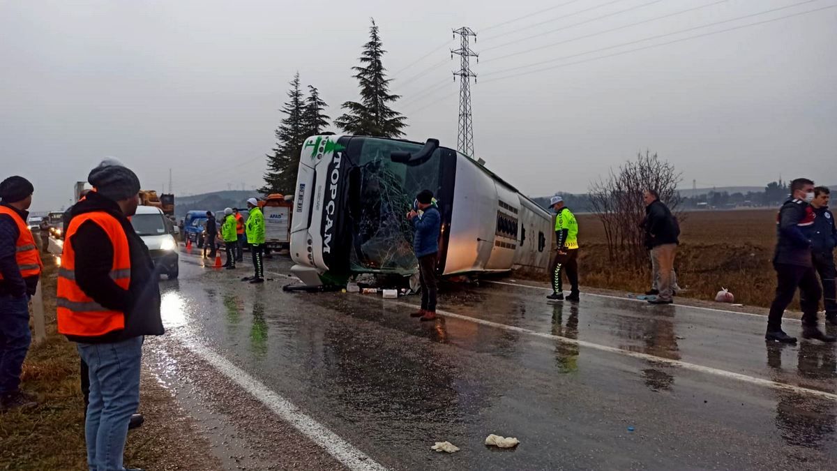В Турции перевернулся автобус с пассажирами: 2 человека погибли, ещё 24 – в больнице