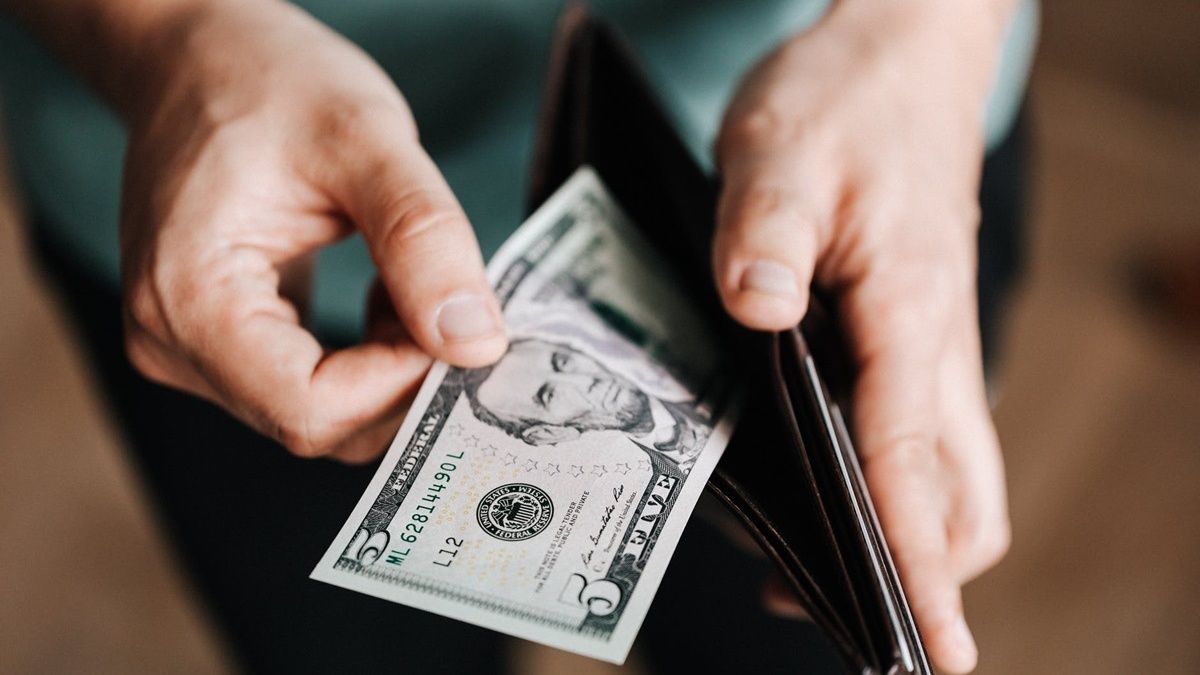 Долар знову зростає, що з євро: курс валют на 15 грудня в Україні