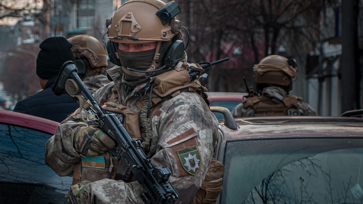 Під Києвом чоловік вирішив постріляти по людях. Його квартиру брали штурмом