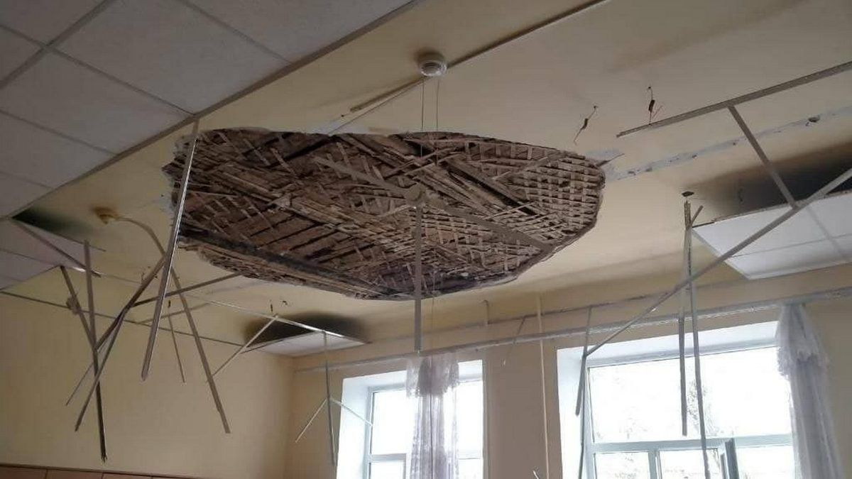 В Одесі під час занять на студента обвалилася стеля: хлопець у лікарні