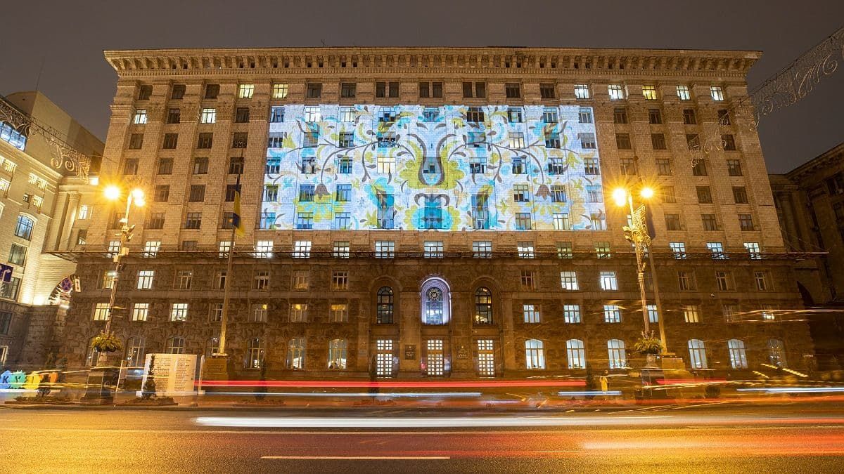 Мэрию Киева подсветили крымскотатарским орнаментом