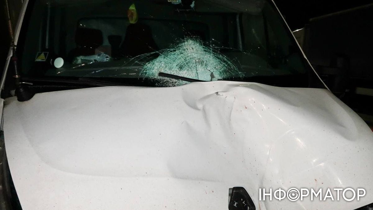 У Києві дві вантажівки одночасно збили двох чоловіків, які перебігали дорогу: обидва загинули на місці