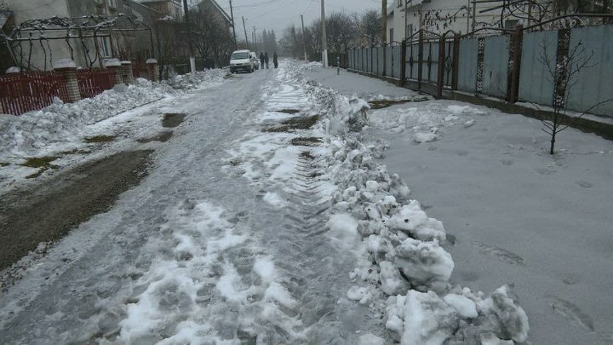 На Івано-Франківщині біля Бурштинської ТЕС випав чорний сніг: Шмигаль попросив розібратися з ситуацією