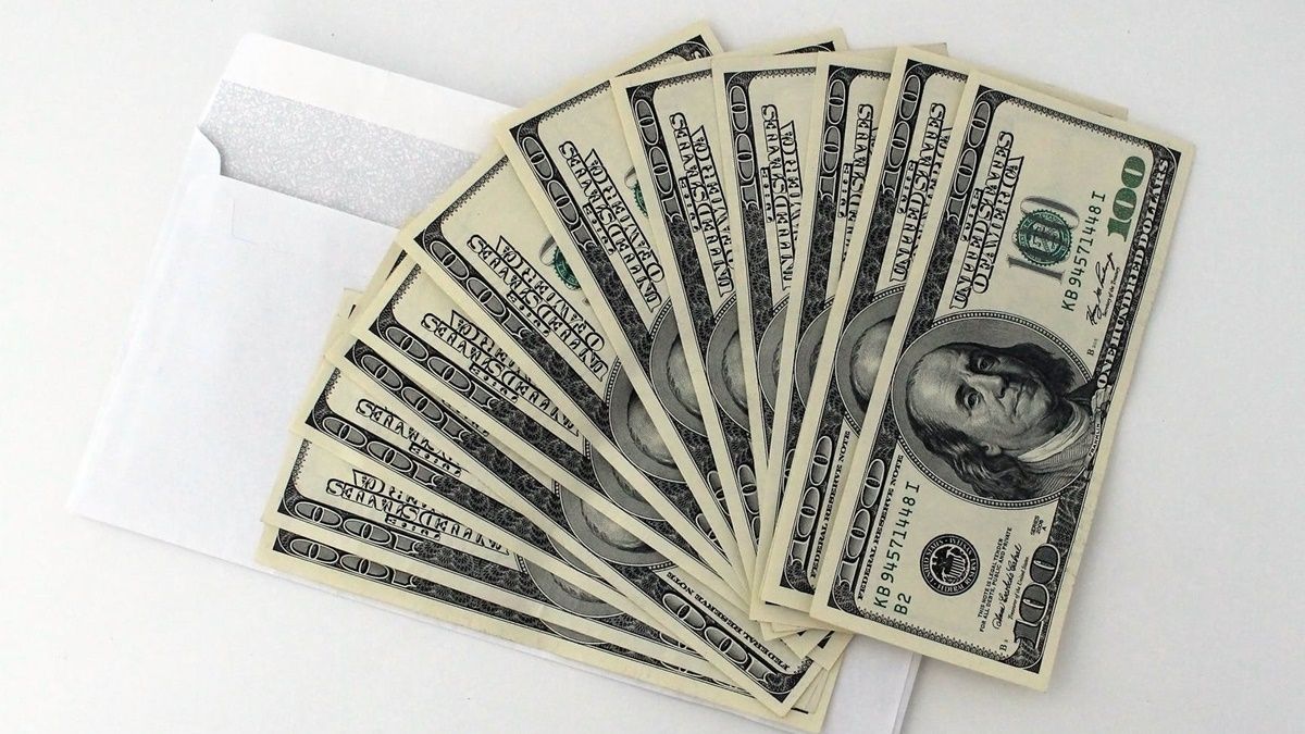 Долар знову зростає, що з євро: курс валют на 20 грудня