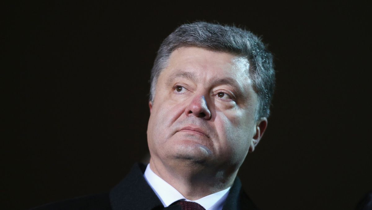 Порошенко пытались вручить повестку о вызове на допрос в ГБР: он сбежал от следователя