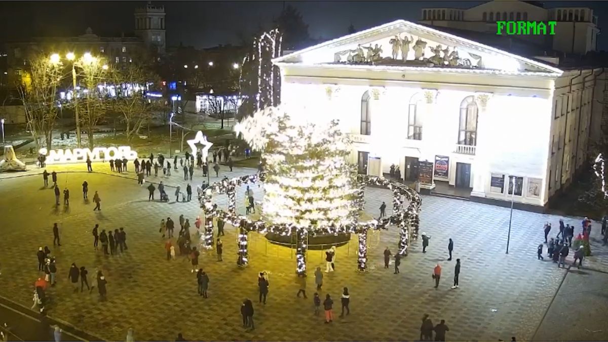 В центре Мариуполя упала главная ёлка: появилось видео момента