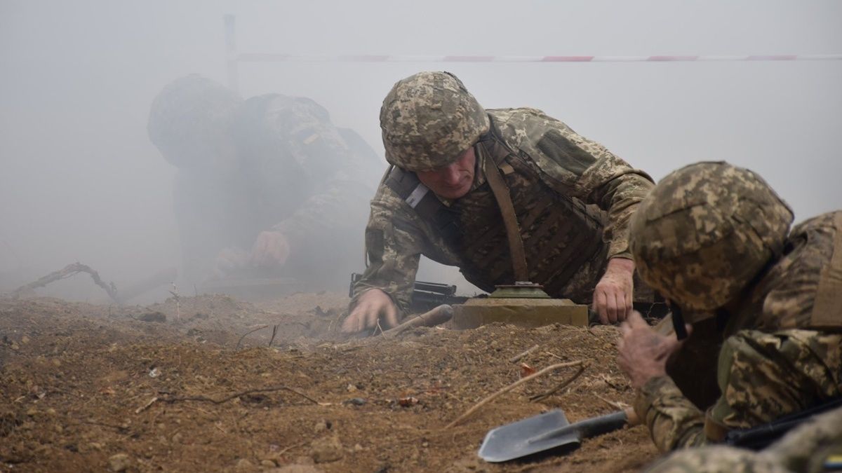 На Донбассе подорвались двое военнослужащих ВСУ: подробности