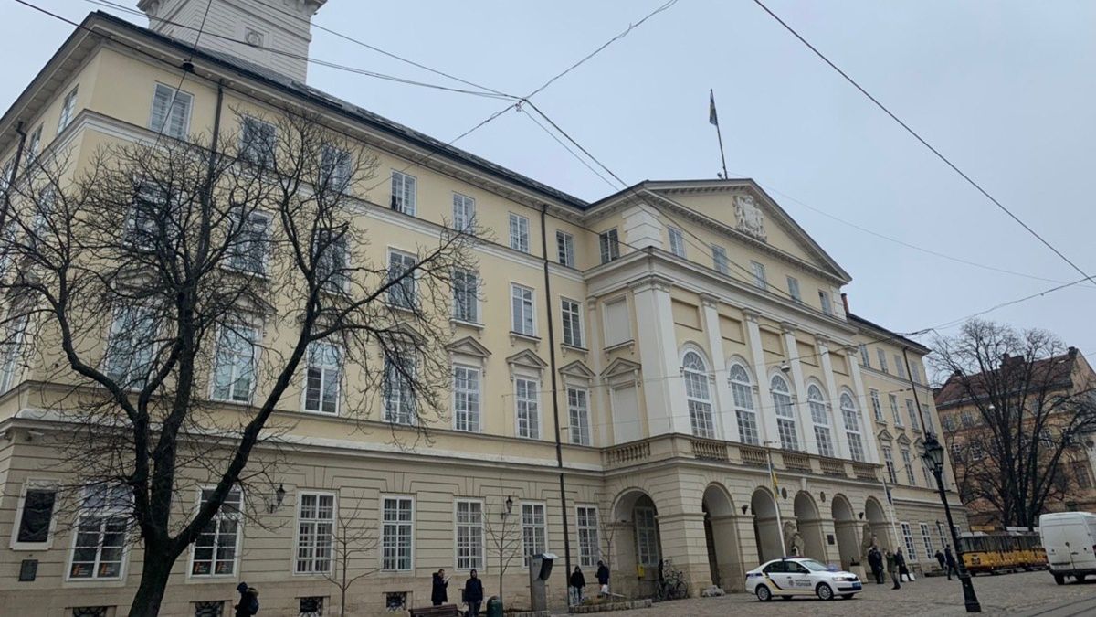 В горсовет Львова ворвался мужчина с пистолетом: подробности