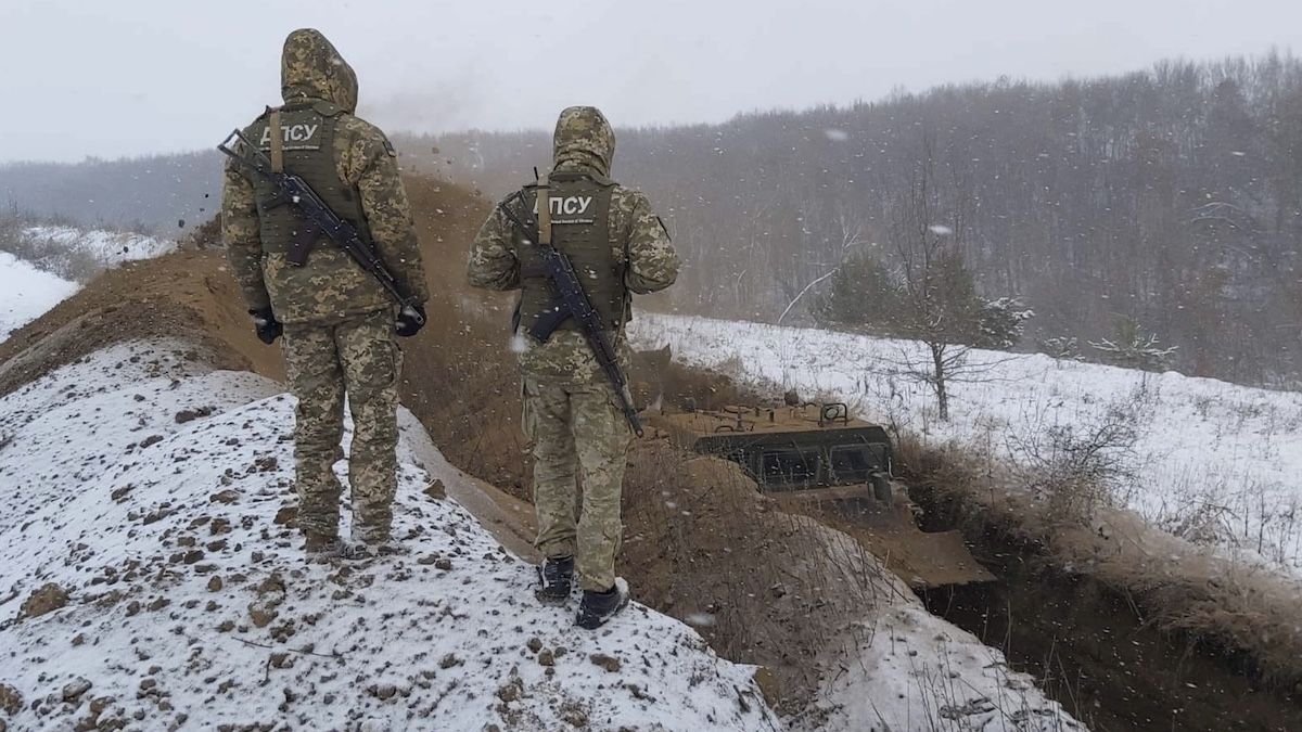 Несмотря на снег и похолодание: украинские пограничники продолжают рыть окопы на границе с РФ