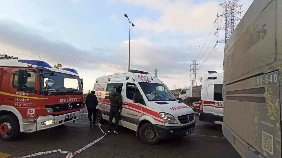 В Анкаре автобус с пассажирами въехал в ограждение: пострадали более 20 человек
