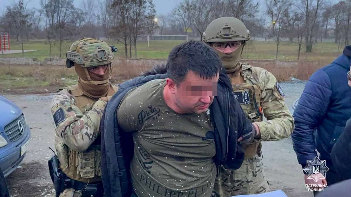 Блогера з Дніпра, який плюнув в обличчя патрульному у Харкові, відправили під домашній арешт