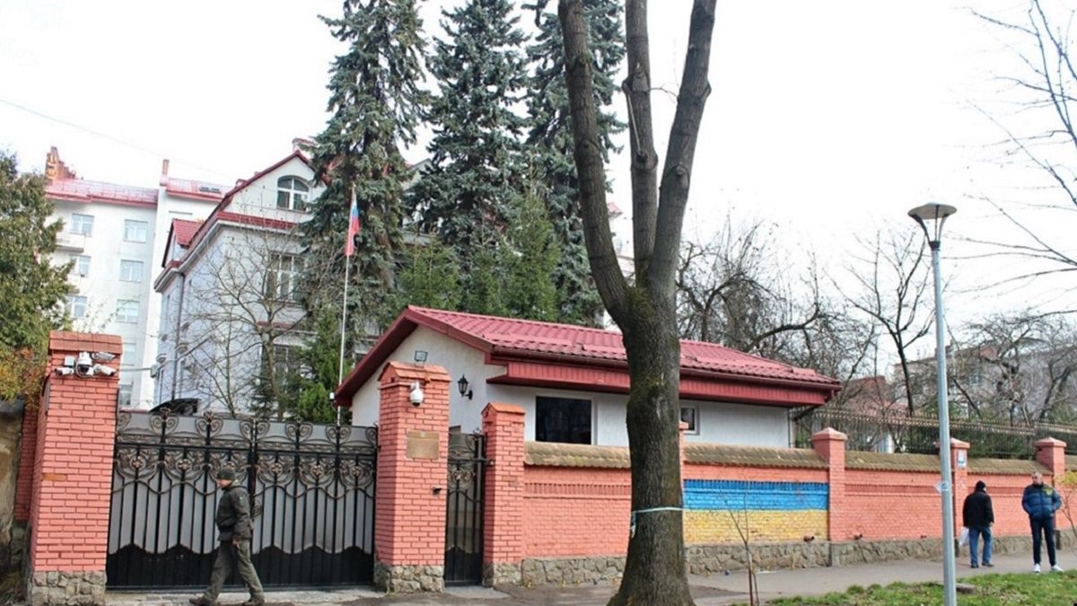 Во Львове в генконсульство РФ бросили коктейль Молотова