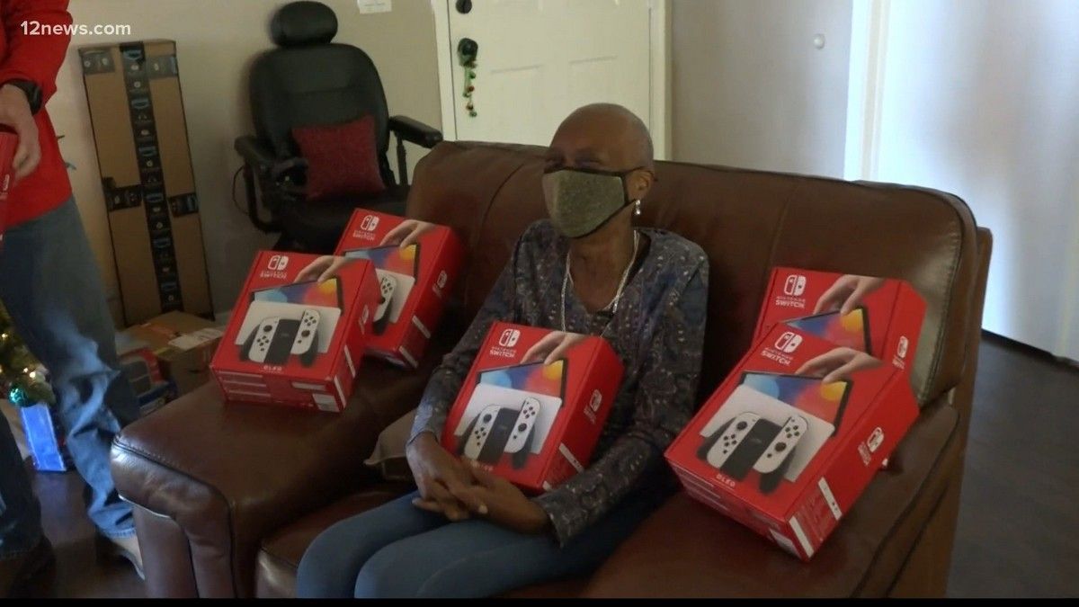 У США жінка помилково отримала 6 консолей Nintendo Switch. Вона хотіла їх повернути, але магазин зробив їй подарунок