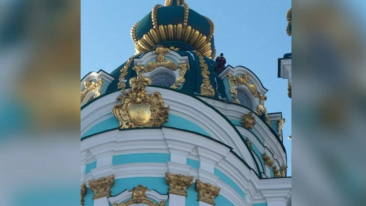 У Києві сильний вітер пошкодив купол Андріївської церкви