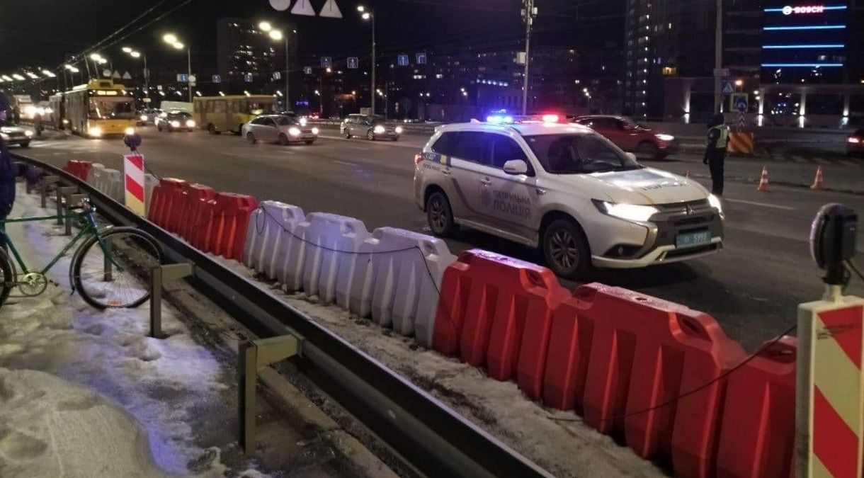 В Киеве перекрыли мост Патона: что произошло