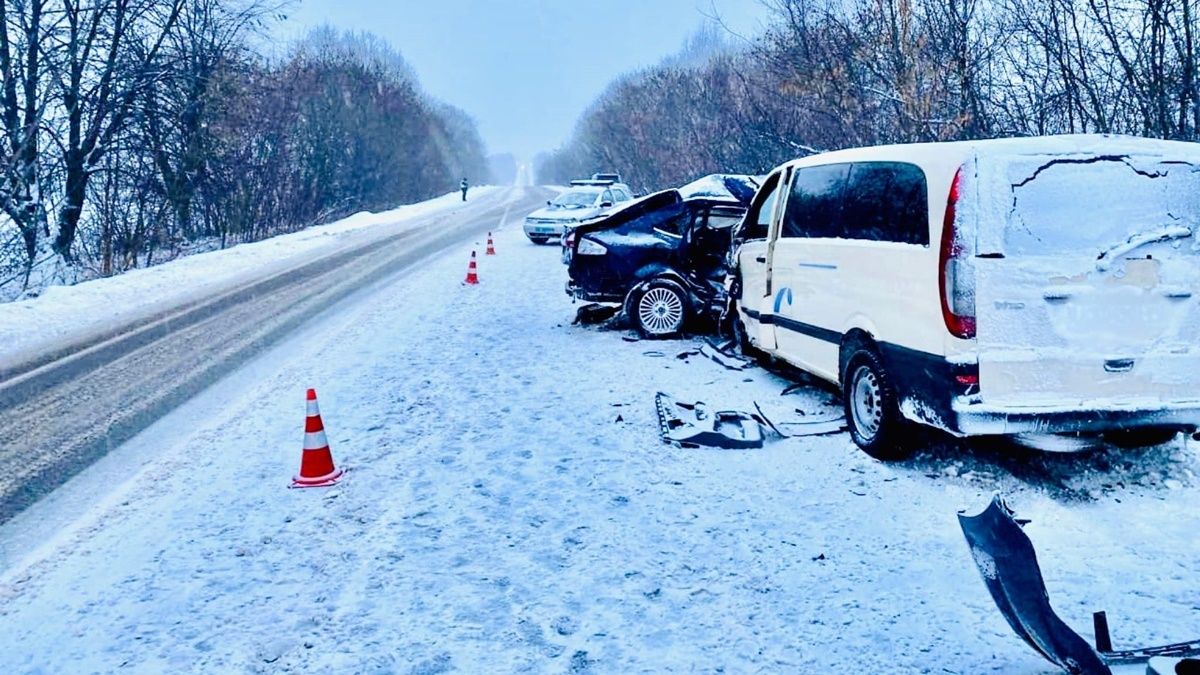 Серйозна аварія в Івано-Франківській області: загинуло 2 осіб, ще 2 у лікарні